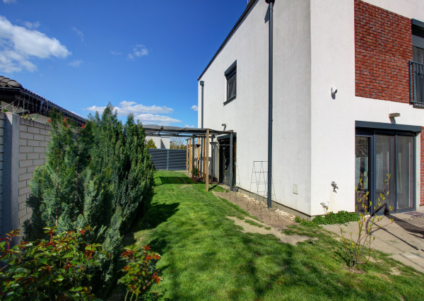 ELEGANTNÝ MEZANÍN SO ZÁHRADOU MILOSLAVOV – ALŽBETIN DVOR