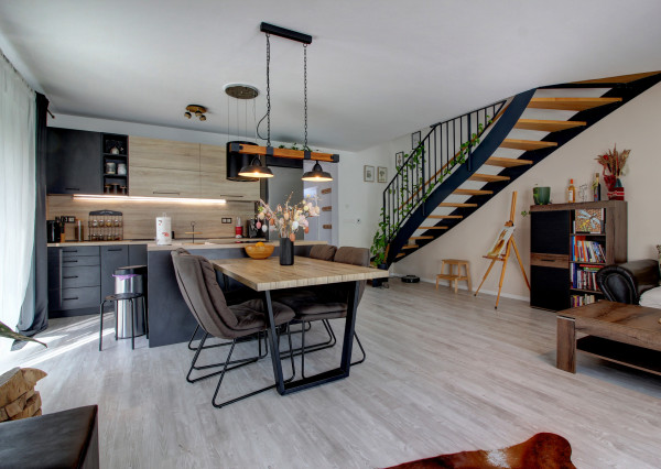 ELEGANTNÝ MEZANÍN SO ZÁHRADOU MILOSLAVOV – ALŽBETIN DVOR