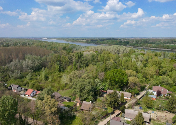 Rozľahlý investičný pozemok (2 076 m²) pri Dunaji s potenciálom, Gabčíkovo- Dedinské ostrovy