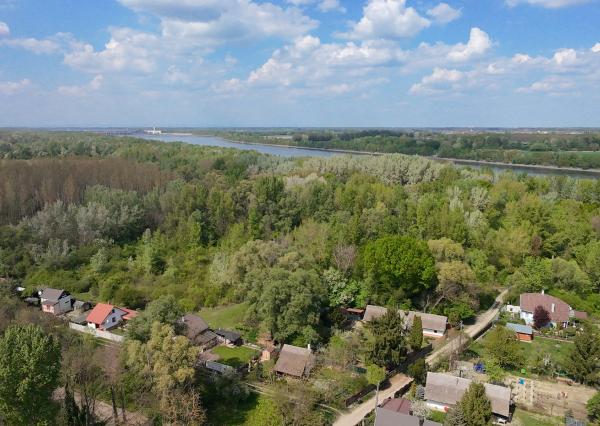 Rodinný dom s rozľahlým investičným pozemok (2 076 m²) pri Dunaji s potenciálom, Gabčíkovo- Dedinské ostrovy