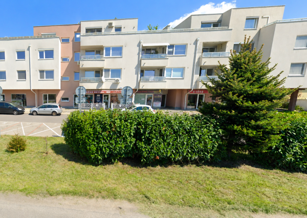 Atraktívny nebytový priestor (43 m²) s preskleným výkladom a vlastným parkovaním – Rovinka, Kvetná ulica