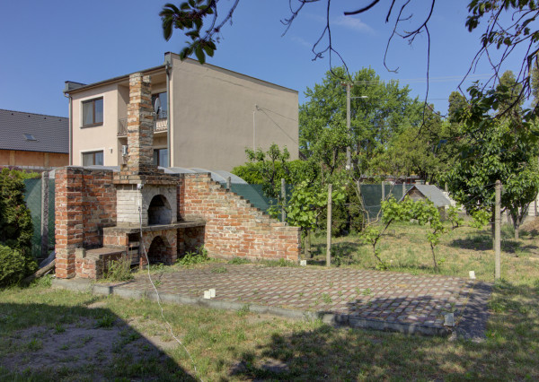 Na predaj tradičný rodinný dom s garážou, krásnym dvorom a obrovským potenciálom v Nesvadoch