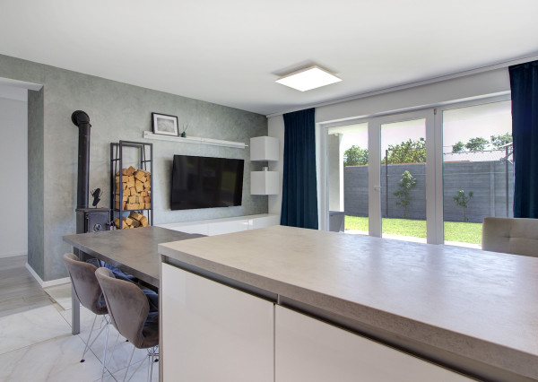 NA PREDAJ: Nádherný, kompletne zariadený 4-izbový bungalov so smart záhradou a wellness zónou – Malá Paka