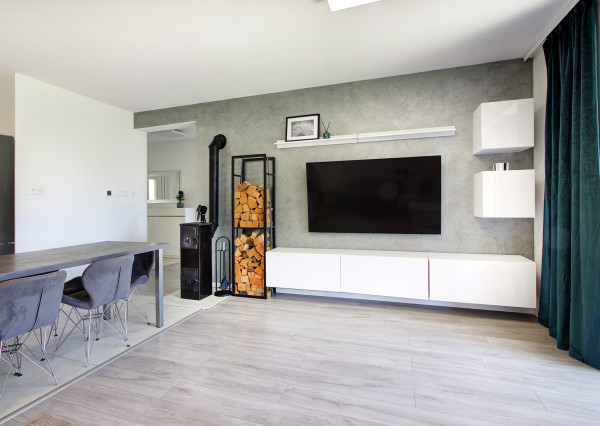 NA PREDAJ: Nádherný, kompletne zariadený 4-izbový bungalov so smart záhradou a wellness zónou – Malá Paka