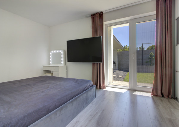 NA PREDAJ: Nádherný, kompletne zariadený 4-izbový bungalov so smart záhradou a wellness zónou – Malá Paka