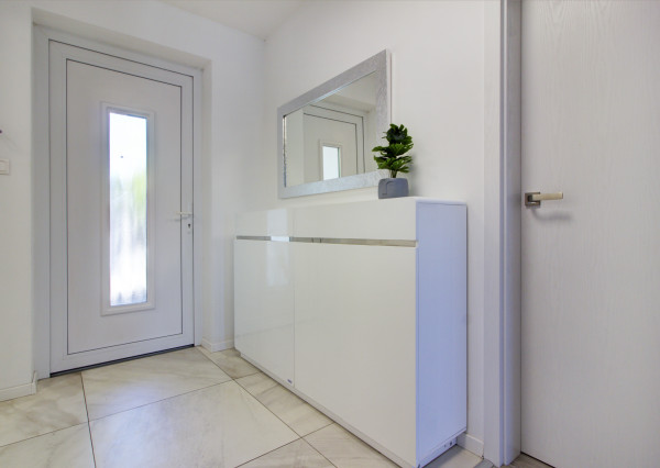 NA PREDAJ: Nádherný, kompletne zariadený 4-izbový bungalov so smart záhradou a wellness zónou – Malá Paka