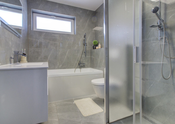NA PREDAJ: Nádherný, kompletne zariadený 4-izbový bungalov so smart záhradou a wellness zónou – Malá Paka