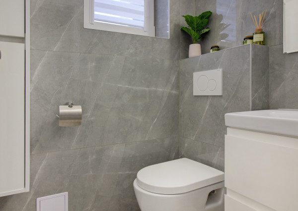 NA PREDAJ: Nádherný, kompletne zariadený 4-izbový bungalov so smart záhradou a wellness zónou – Malá Paka