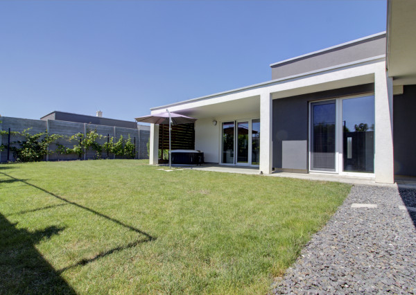 NA PREDAJ: Nádherný, kompletne zariadený 4-izbový bungalov so smart záhradou a wellness zónou – Malá Paka