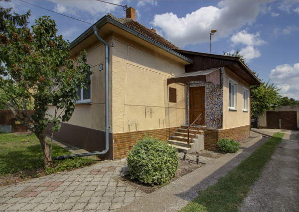 Na predaj: 3izbový rodinný dom s garážou , pozemok 800 m² - Horný Bar