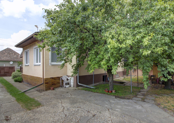 Na predaj: 3izbový rodinný dom s garážou , pozemok 800 m² - Horný Bar