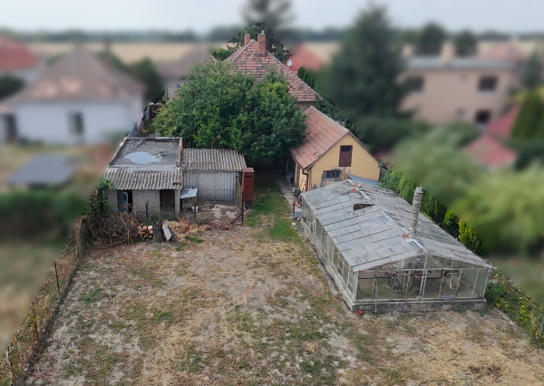 Na predaj: 3izbový rodinný dom s garážou , pozemok 800 m² - Horný Bar