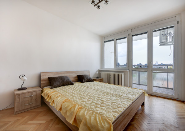 Na prenájom- svetlý, klimatizovaný 3-izbový byt s loggiou, balkónom a panoramatickým výhľadom – Herlianska, Ružinov