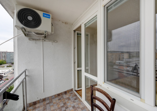 Na prenájom- svetlý, klimatizovaný 3-izbový byt s loggiou, balkónom a panoramatickým výhľadom – Herlianska, Ružinov