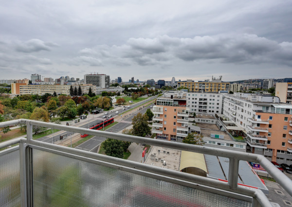 Na prenájom- svetlý, klimatizovaný 3-izbový byt s loggiou, balkónom a panoramatickým výhľadom – Herlianska, Ružinov