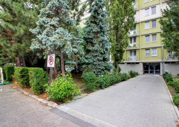 Na prenájom- svetlý, klimatizovaný 3-izbový byt s loggiou, balkónom a panoramatickým výhľadom – Herlianska, Ružinov