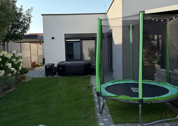 Na prenájom moderný 3-izbový rodinný dom so záhradou – Rovinka