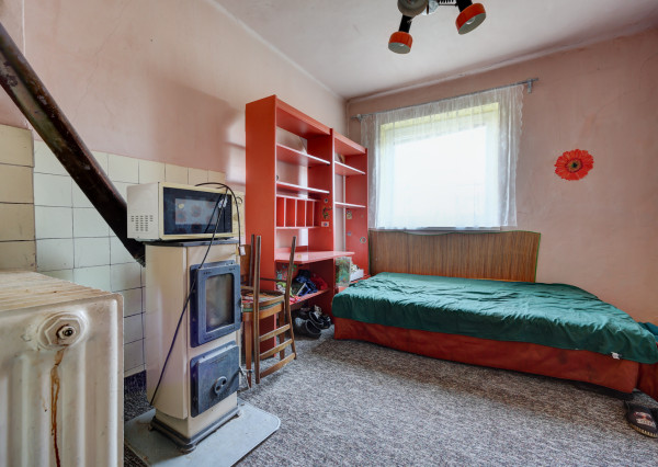 Na predaj rodinný dom na pozemku 904 m² (šírka 24 m) s kompletnými sieťami – Hrubý Šúr