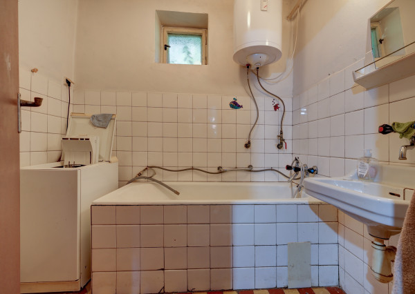 Na predaj rodinný dom na pozemku 904 m² (šírka 24 m) s kompletnými sieťami – Hrubý Šúr