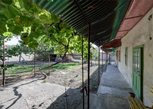 Na predaj rodinný dom na pozemku 904 m² (šírka 24 m) s kompletnými sieťami – Hrubý Šúr
