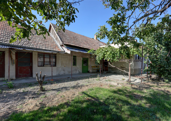 Na predaj rodinný dom na pozemku 904 m² (šírka 24 m) s kompletnými sieťami – Hrubý Šúr