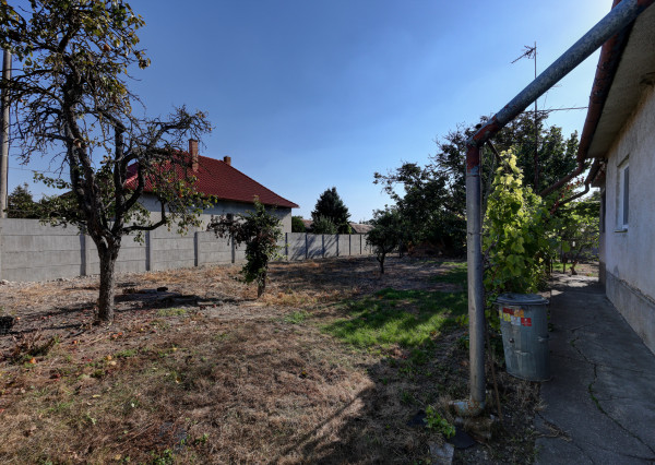 Na predaj rodinný dom na pozemku 904 m² (šírka 24 m) s kompletnými sieťami – Hrubý Šúr