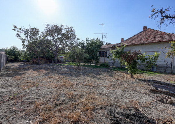 Na predaj rodinný dom na pozemku 904 m² (šírka 24 m) s kompletnými sieťami – Hrubý Šúr