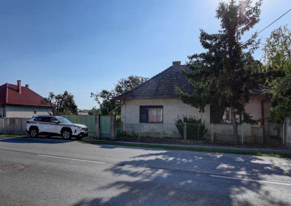 Na predaj rodinný dom na pozemku 904 m² (šírka 24 m) s kompletnými sieťami – Hrubý Šúr