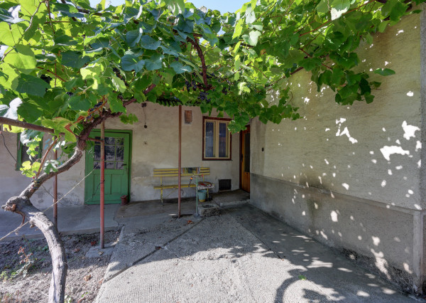 Na predaj rodinný dom na pozemku 904 m² (šírka 24 m) s kompletnými sieťami – Hrubý Šúr
