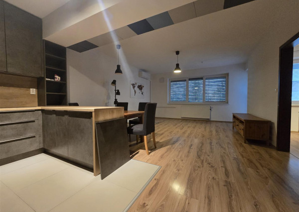 Na prenájom 2i byt v Šamoríne s balkónom a parkovacím státím