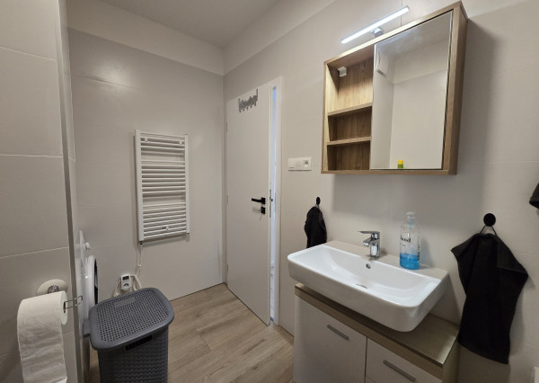 Na prenájom 2i byt v Rovinke s parkovacím státím