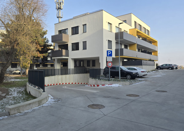 Na prenájom 2i byt v Rovinke s parkovacím státím