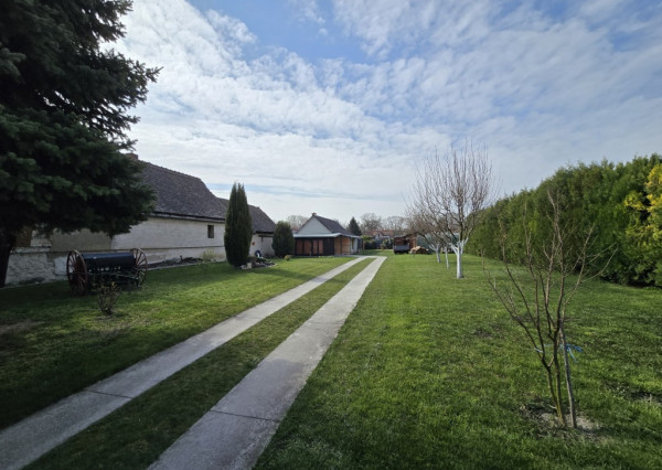 Na predaj: Rodinný dom na pozemku 1803 m², obec Baka