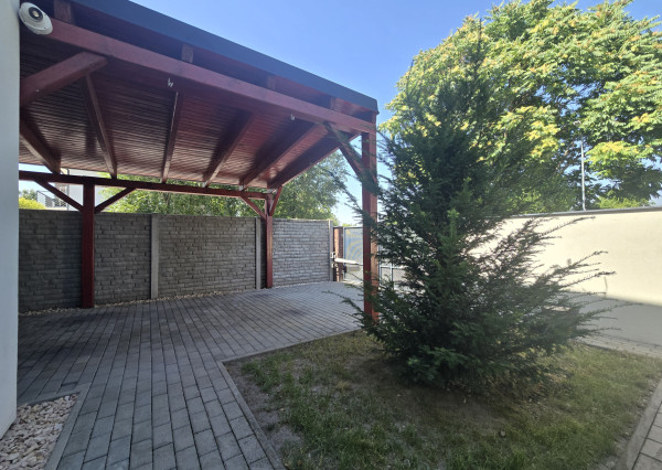 Na prenájom: Slnečný 3i kompletne zariadený byt 65 m2 s terasou, záhradkou a parkovaním – Jelka