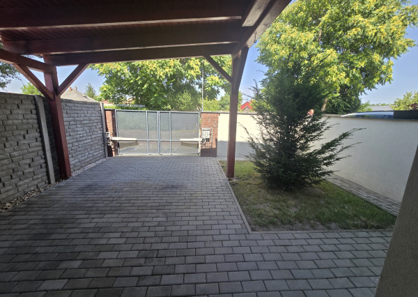 Na prenájom: Slnečný 3i kompletne zariadený byt 65 m2 s terasou, záhradkou a parkovaním – Jelka