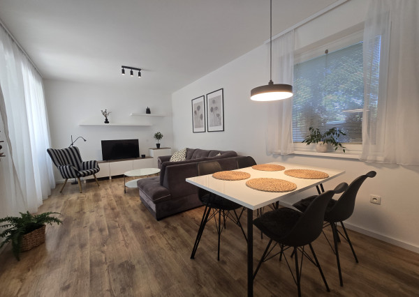 Na prenájom: Slnečný 3i kompletne zariadený byt 65 m2 s terasou, záhradkou a parkovaním – Jelka