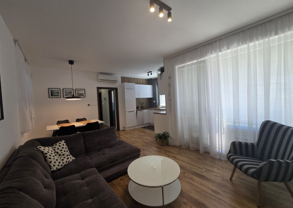 Na prenájom: Slnečný 3i kompletne zariadený byt 65 m2 s terasou, záhradkou a parkovaním – Jelka