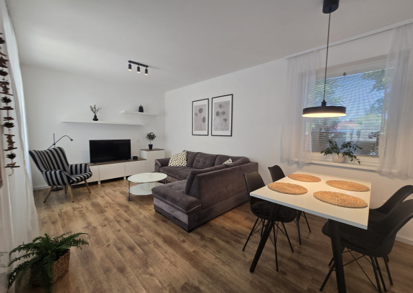 Na prenájom: Slnečný 3i kompletne zariadený byt 65 m2 s terasou, záhradkou a parkovaním – Jelka