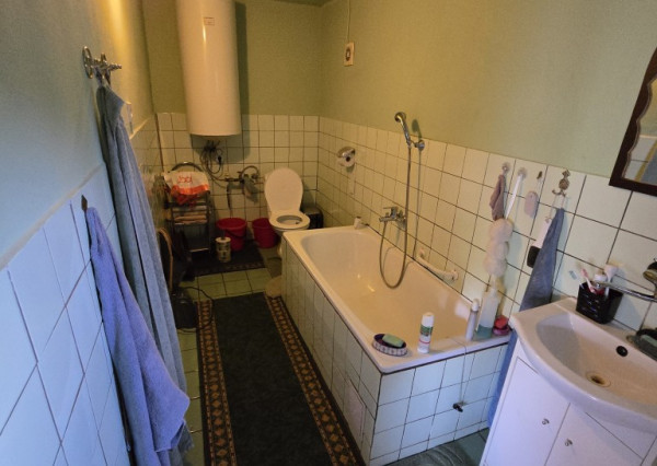 Na predaj: Rodinný dom na pozemku 1803 m², obec Baka