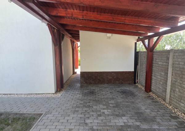 Na prenájom: Slnečný 3i kompletne zariadený byt 65 m2 s terasou, záhradkou a parkovaním – Jelka