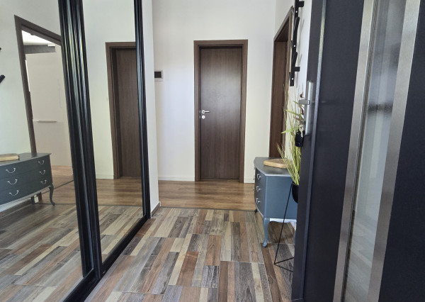 Na prenájom: Slnečný 3i kompletne zariadený byt 65 m2 s terasou, záhradkou a parkovaním – Jelka