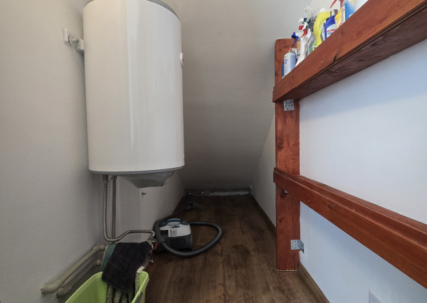 Na prenájom: Slnečný 3i kompletne zariadený byt 65 m2 s terasou, záhradkou a parkovaním – Jelka