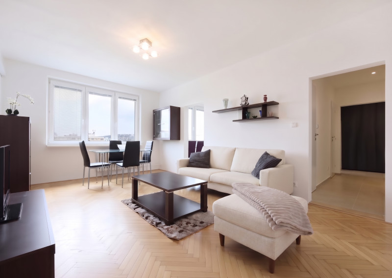 Na prenájom- svetlý, klimatizovaný 3-izbový byt s loggiou, balkónom a panoramatickým výhľadom – Herlianska, Ružinov