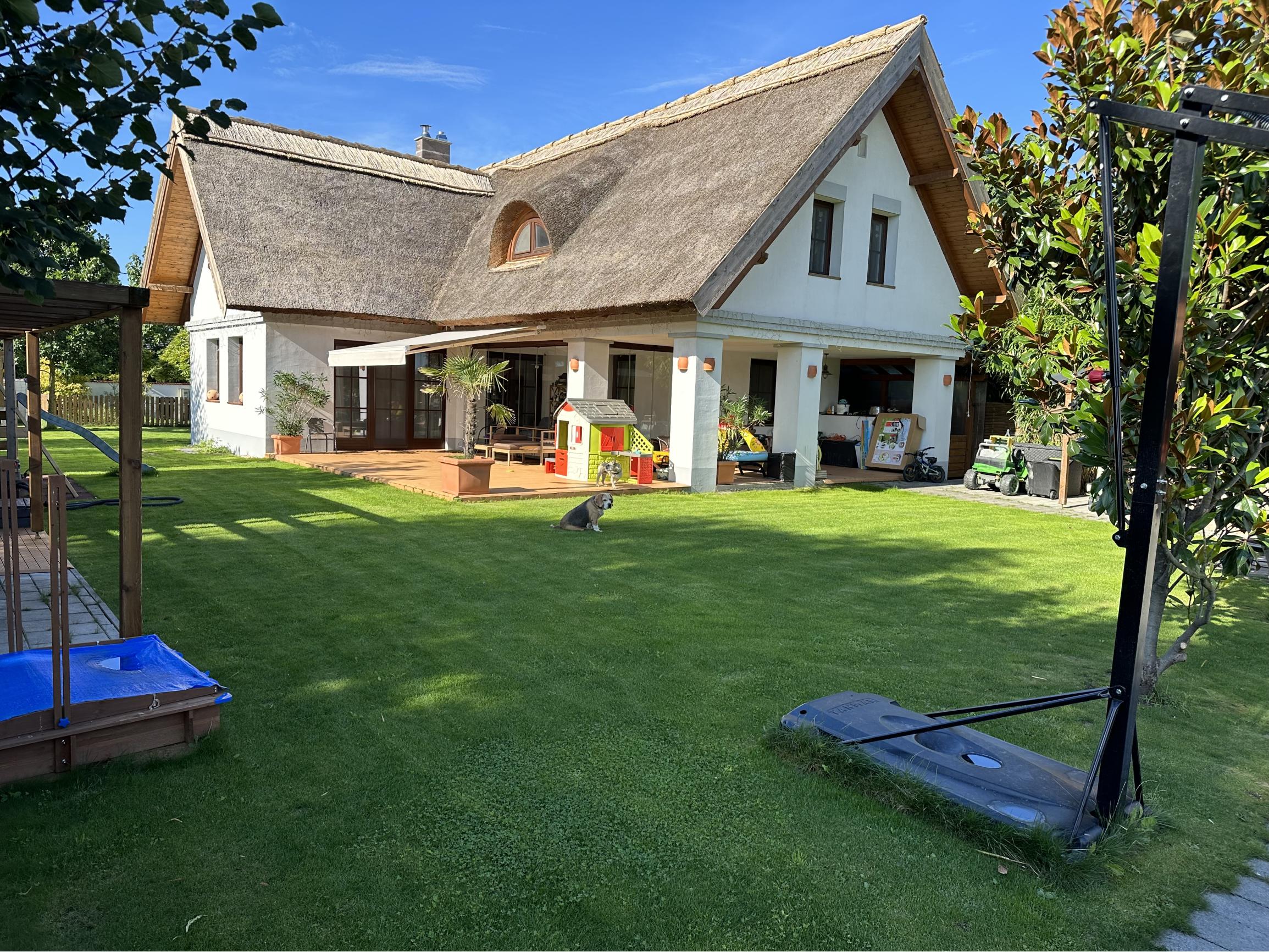 Vidiecka romantická vila na 840 m², 25 min. od Petržalky