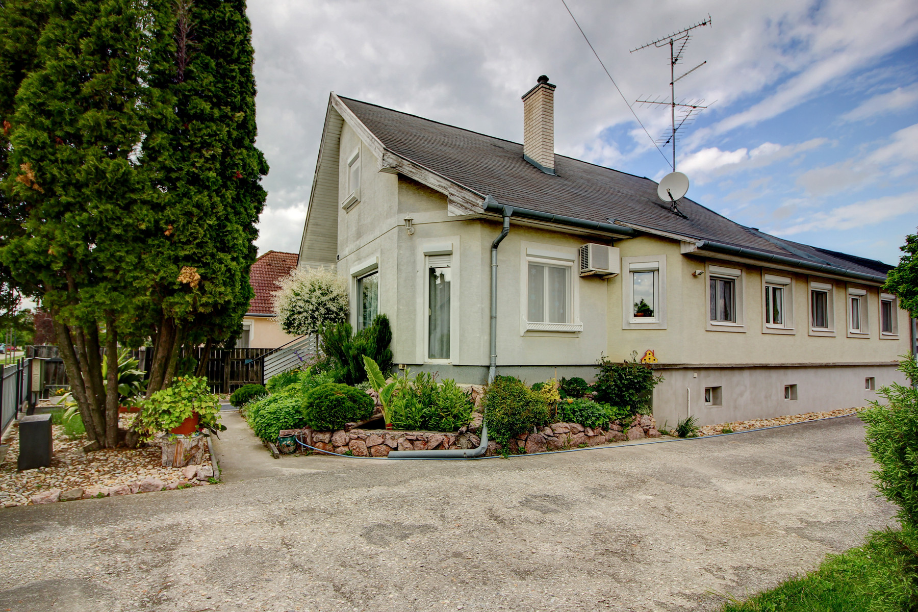 Na predaj 7-izbový rodinný dom so 4 garážami na 1449 m² pozemku v kúpeľnom mestečku Lipót v Maďarsku