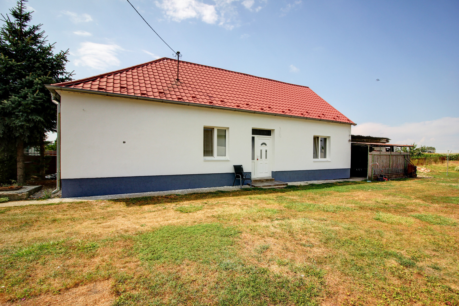 Na predaj: 3izbový rodinný dom na pozemku o rozlohe 925 m2, obec Baka