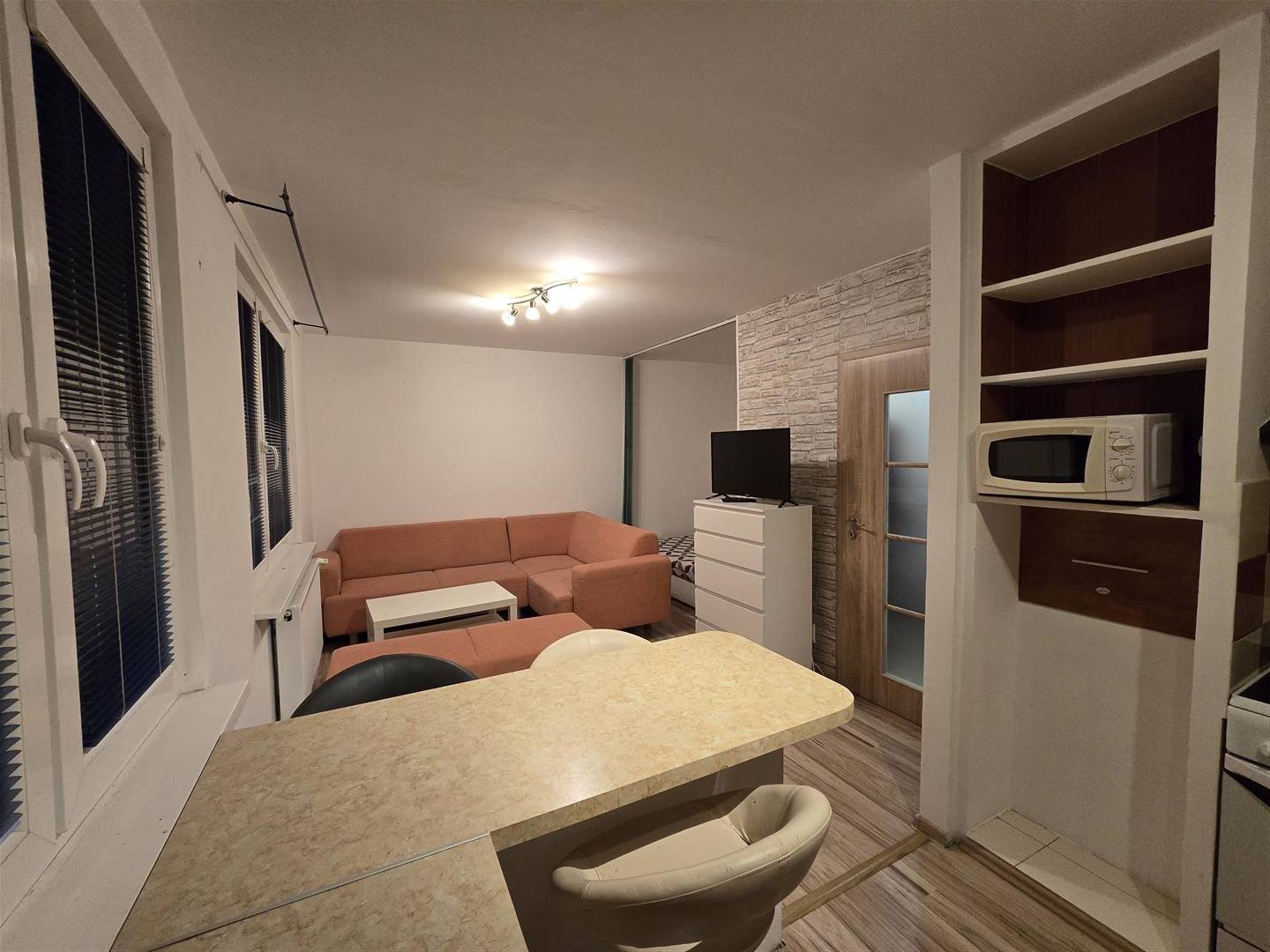 Na prenájom 1-izbový - Garsónka byt v Šamoríne, ulica Hlavná