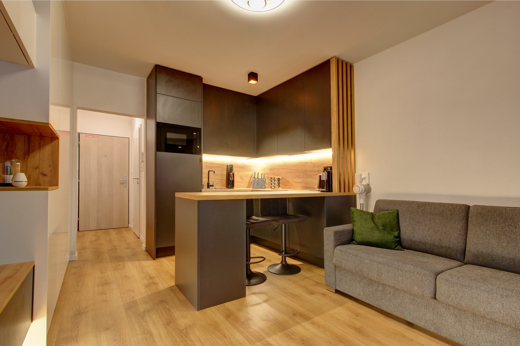 Prenájom - garzónka s balkónom a pivnicou,Ružinov II, Ondavská ulica.