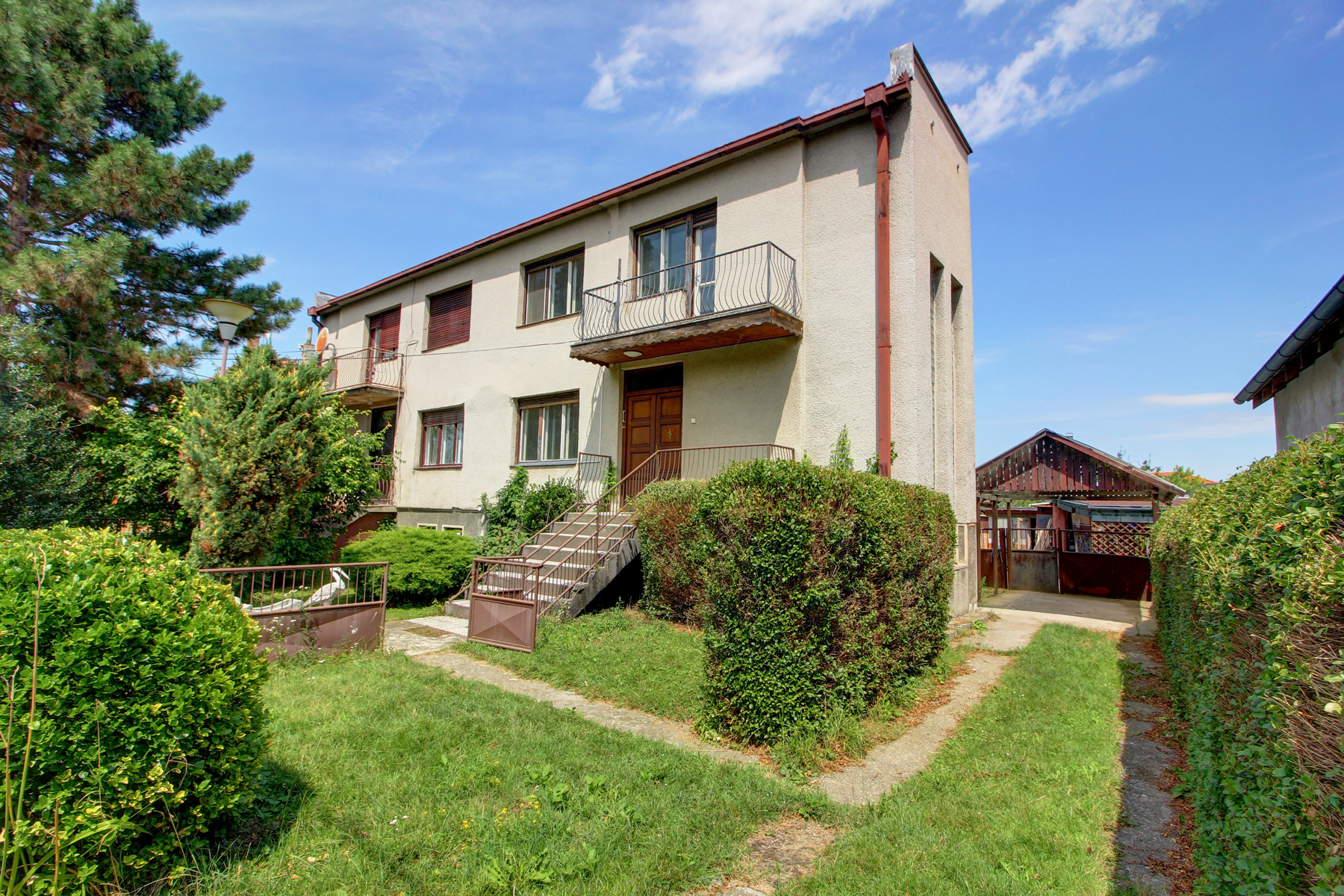 Na predaj: 4 izbový rodinný dom na pozemku 481 m², obec Dobrohošť