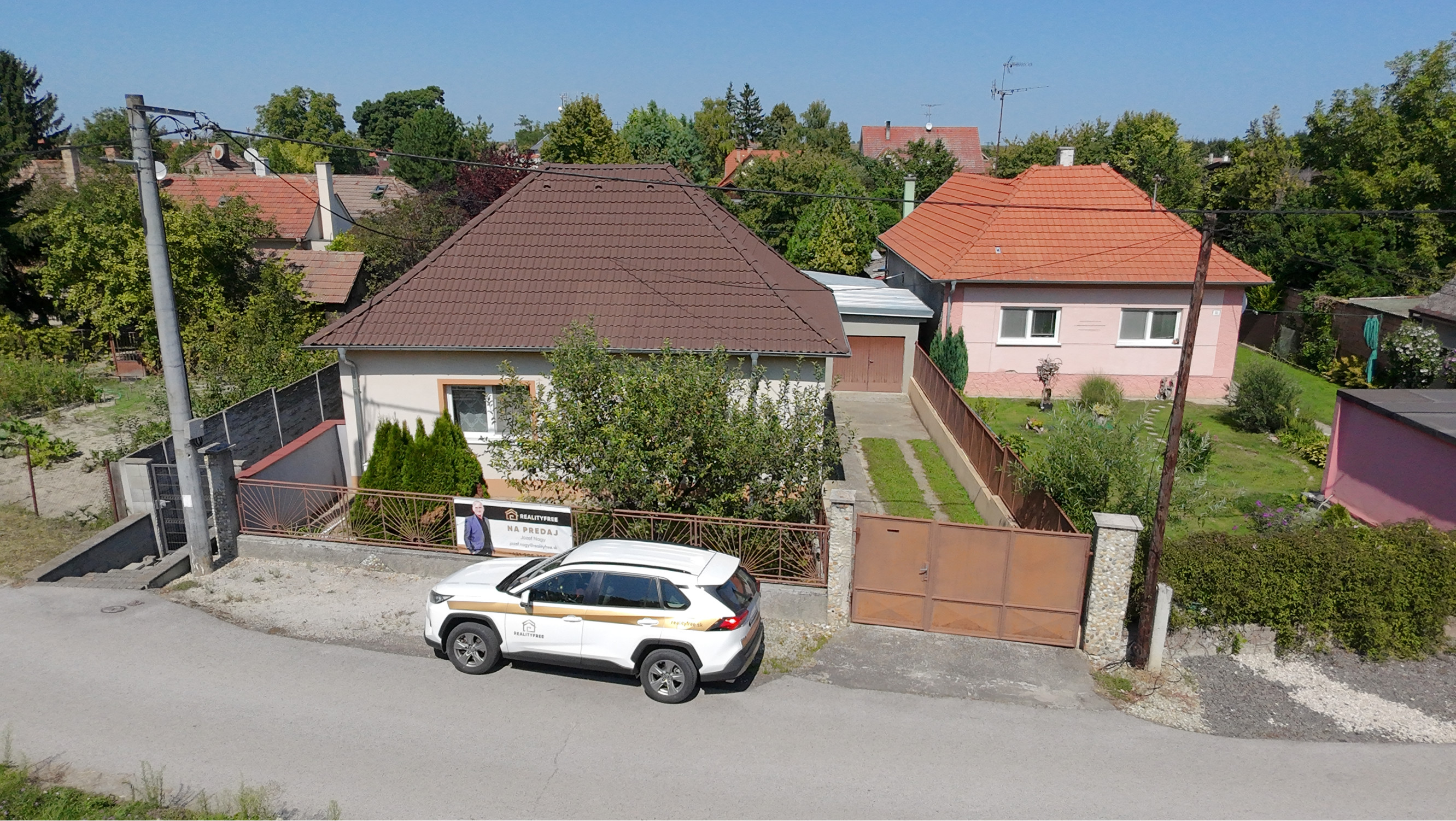 Na predaj: 3,5 izbový rodinný dom s prístavbou a garážou na pozemku o rozlohe 761 m², obec Dobrohošť